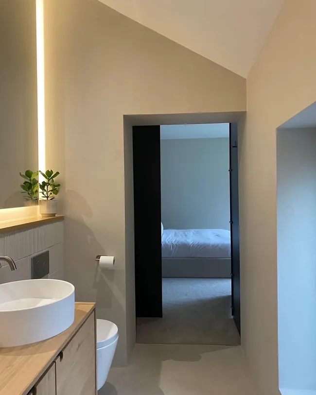 Lavabo alanından komşu odaya açılan geçişte microcement yüzeyler