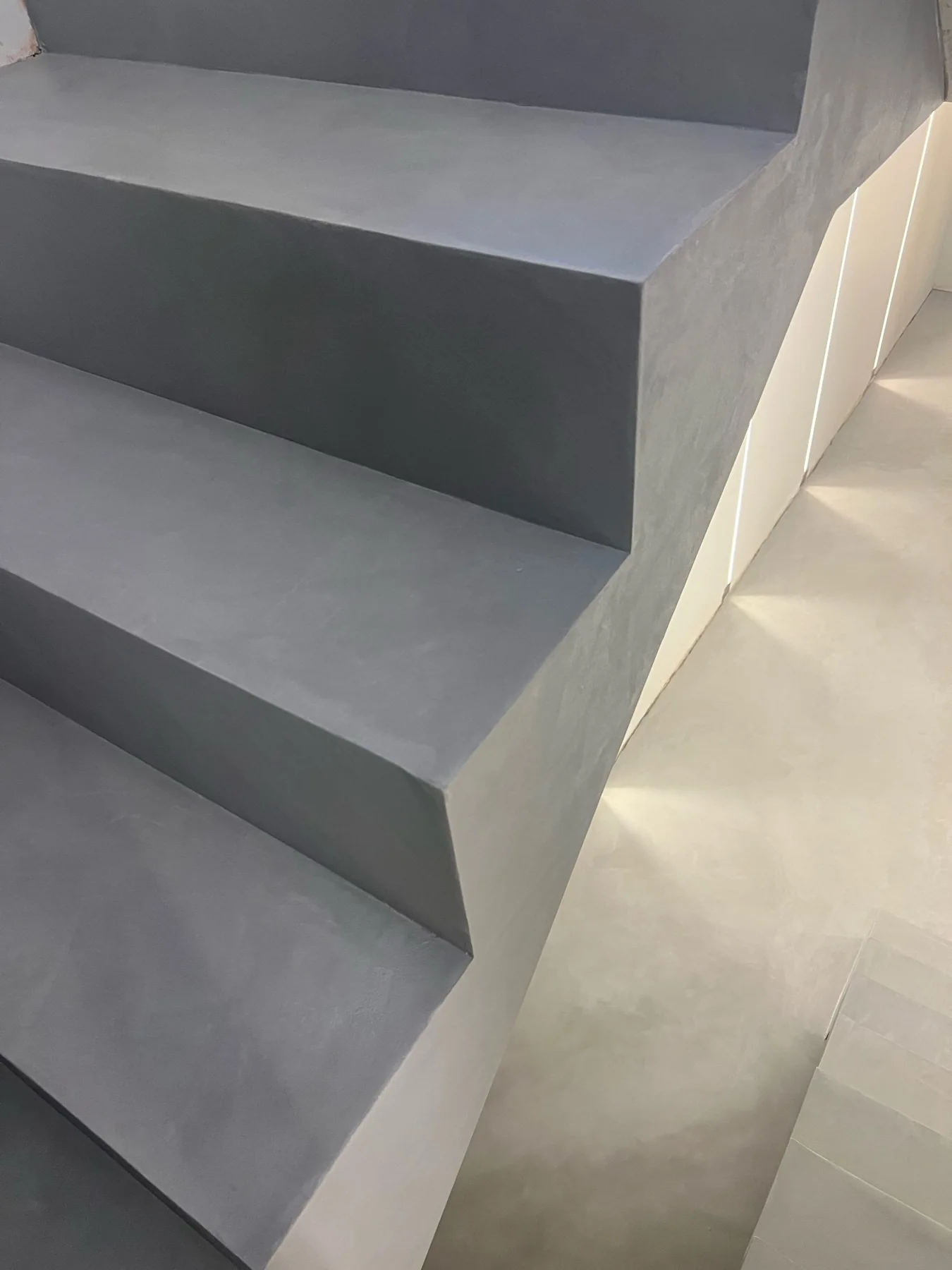 Gri microcement merdiven basamaklarının yakın görünümü