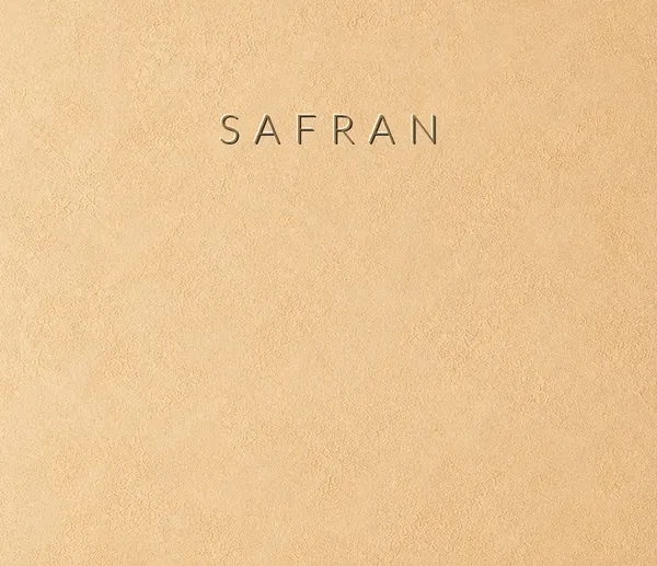 Industrial Collection Safran renkli microcement yüzey numunesi