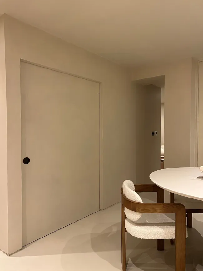 Lavabo alanı ile kapı geçişinde açık tonlu microcement duvar yüzeyleri