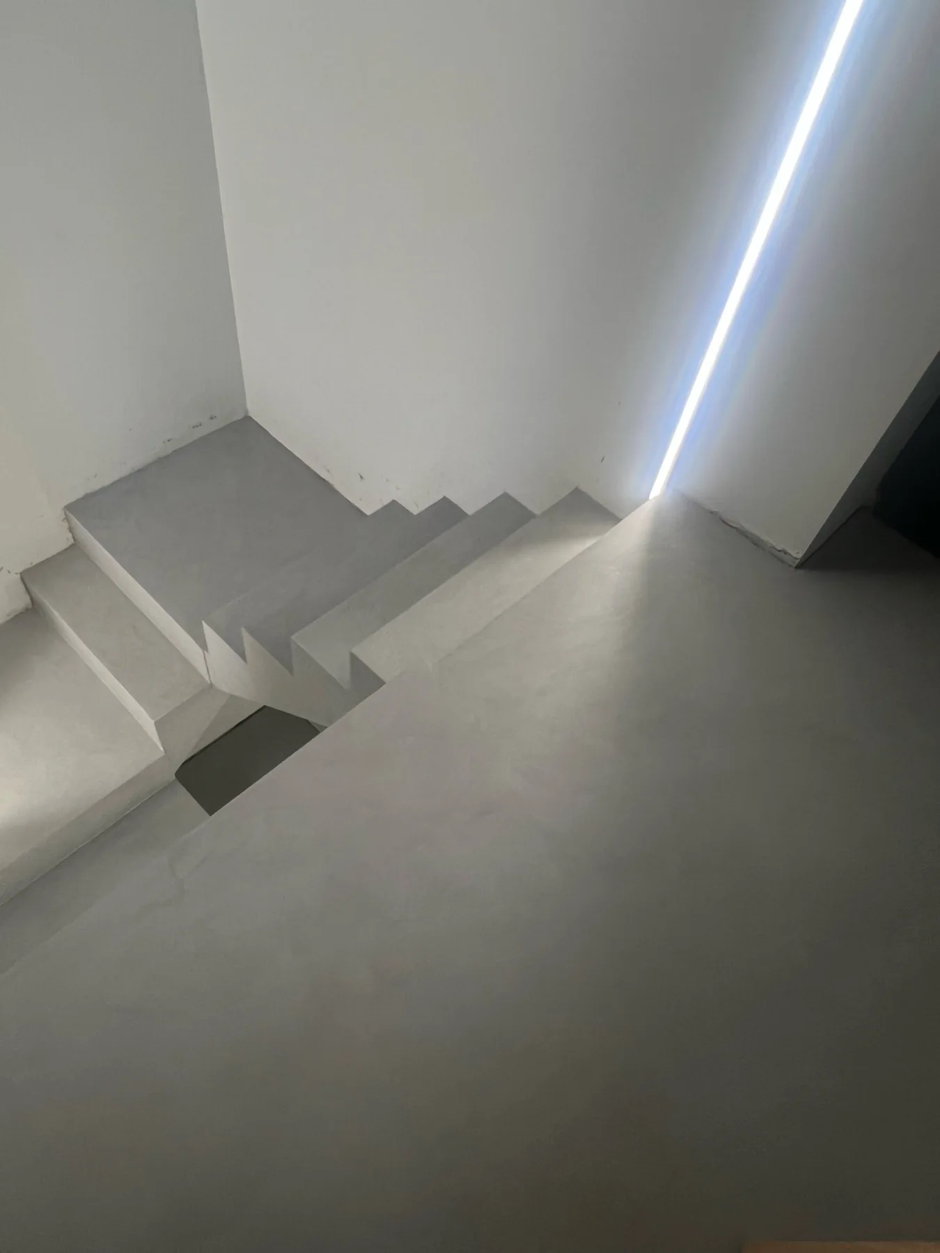 Gri microcement merdiven basamakları ve üst sahanlık